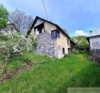 An older family house in the village of Pohorelá surrounded by greenery and nature.