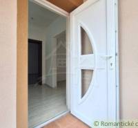 Entrance door to a family house in Komárno, with a tiled floor and a bright hallway.