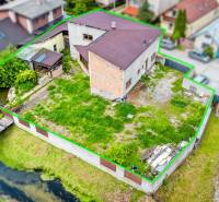 Family house on Kapitána Nálepku in Beluša with a spacious yard, fenced by the canal.