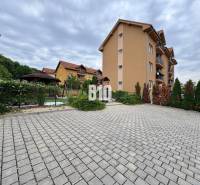 Apartment building with parking and greenery in the city of Nitra, suitable for a 3-room apartment.