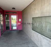 Entrance on Labutia Street in Bratislava V with the sign POP and pink doors.