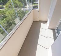 The glazed loggia of the 2-room apartment in Dubnica nad Váhom offers a view of the greenery.