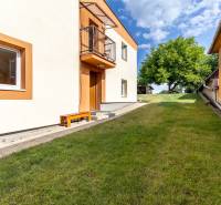 A garden with a well-maintained lawn at a family house in Ploské.