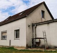 A family house in the town of 2473 Potzneusiedl with a simple facade and a gable roof.