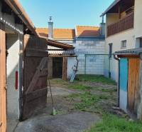 A courtyard in Jois with houses and old wooden shelters for apartment construction.