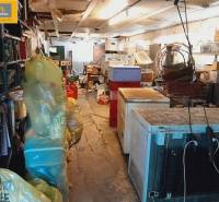 In the gastro premises, there are shelves with boxes and freezing boxes.