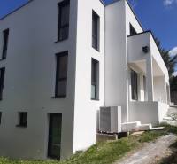 A villa in Hainburg an der Donau with a white facade and minimalist design.