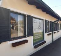 The building with black shutters on Hornerstraße, with gastro spaces, offers a hot kitchen.