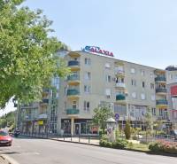 Budova na Hlavnej ulici v Galante, nad ňou nápis 