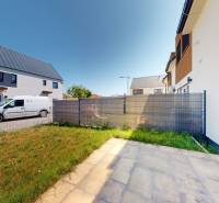 A garden with a lawn and fencing at a family house on Magnóliová Street in Vrakuňa.