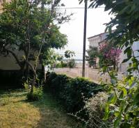 The garden of a family house in Vrsi with a view of the sea amidst greenery.