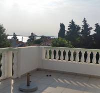 Terrace of a family house in Vrsi with a view of the sea and greenery.