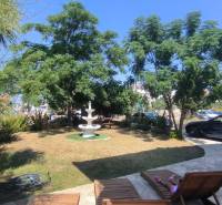 A family house in Vrsi offers a garden with a fountain and sunbeds.