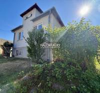A family house in Padarovce surrounded by greenery and sunny weather.