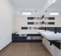 A bathroom with two sinks and a bathtub in a 3-room apartment.