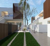 The courtyard of a 4-room apartment in Pilar de la Horadada with a lawn and a palm tree.