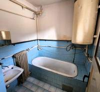Bathroom in a family house with a bathtub and a sink.