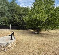 Agricultural and forest land on Sadová Street in Limbach with a hand pump.
