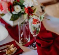 A table set with drinks and red decorations in a gastro space.