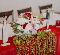 Floral arrangement with figurines on a table in a gastronomic space.