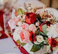 Floral decoration on the table in dining areas with an elegant touch and soft colors.
