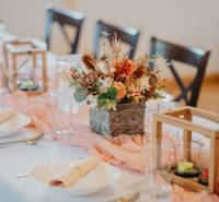 Dining in gastro spaces with floral decorations and wooden lanterns.