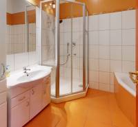 Bathroom in a 3-room apartment, with a sink, shower corner, and bathtub.