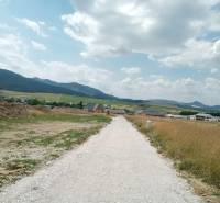 Road to houses in Kunerad with a view of the mountains and plots - living.