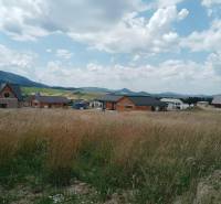 Houses in Kunerad surrounded by grassy plots, suitable for living with a view of the mountains.
