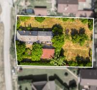 Aerial view of a residential plot in Dobrohošť with a house and vegetation.