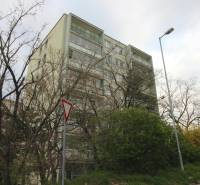 The apartment building on Na Revíne Street in Bratislava - Kramáre offers 3-room apartments.