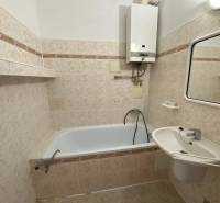 Bathroom in a 3-room apartment on Na Hrebienku street, equipped with a bathtub and a gas boiler.