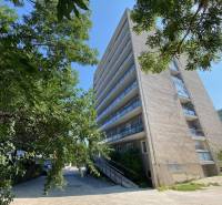 The apartment building on Na Hrebienku Street offers a 3-room apartment, surrounded by greenery.