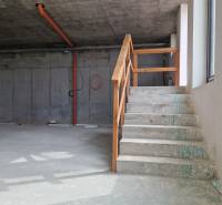 A staircase with a concrete surface in the interior of gastronomic spaces.