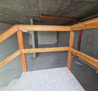 Construction of gastro spaces with wooden railings and a concrete ceiling.