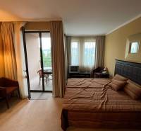 A bedroom in a holiday apartment with a large bed and a balcony, ideal for relaxation.