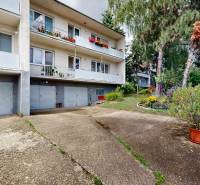 Parkovisko a garáže pri 4-izbovom dome, Molecova ulica, Bratislava - Karlova Ves.