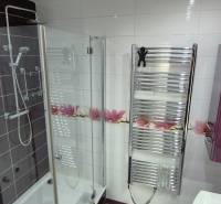 Bathroom with a shower, mirror cabinet, and tiles with decor.