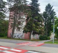 Brick 3-room apartment on Topoľová Street in Poprad with surrounding greenery.