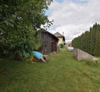 Rodinný dom v Mošovciach, Turčianske Teplice s veľkou záhradou a prístavbou na drevo.