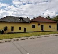 Rodinný dom v Mošovciach, Turčianske Teplice, so žltou fasádou a šikmou strechou.