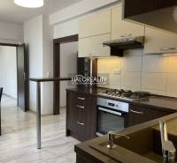 A kitchen in a family house with a modern kitchen unit and built-in appliances.