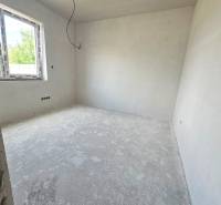 A spacious room in a family house being prepared for interior finishing.