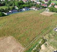 Construction of houses on Krátka Street in Alekšince, visible construction work.