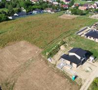 Construction of houses on Krátka Street in Alekšince, with a view of different stages of the building process.