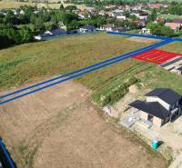 Construction of houses on Krátka Street in Alekšince in a vast green area.