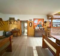 Rustic gastro spaces with wooden furniture and decorations, suitable for a pleasant gathering.
