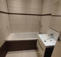 A bathroom with a bathtub and a sink in a 3-room apartment.