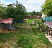 A garden with shelters and trees in a family house in Kolárovo.