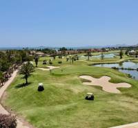 Golf course near a recreational apartment in Los Alcázares with views of the sea and mountains.
